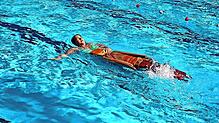 Beim Wettbewerb im Vöhrenbacher Freibad Schwimmi müssen die Teilnehmer die Holz- puppe Felix 50 Meter weit durchs Wasser transportieren. ...