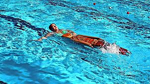 Beim Wettbewerb im Vöhrenbacher Freibad Schwimmi müssen die Teilnehmer die Holz- puppe Felix 50 Meter weit durchs Wasser transportieren. ...