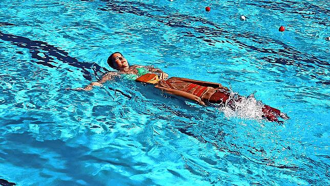 Beim Wettbewerb im Vöhrenbacher Freibad Schwimmi müssen die Teilnehmer die Holz- puppe Felix 50 Meter weit durchs Wasser transportieren. ...
