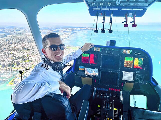 Der Arbeitsplatz mit dem wohl besten Ausblick: Zeppelin-Pilot Viktor Schacht über dem Bodensee.