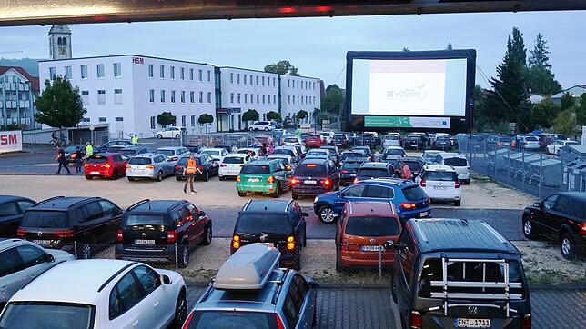 Das Veranstaltungstechnik-Equipment umfasst neben einer Großleinwand auch einen Filmprojektor mit einer 6000-Watt-Lampe.