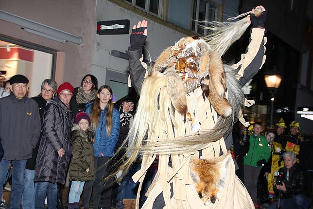 Die Wollmatinger Riedhexen, hier mit dem Hexengeist, machten mächtig Wirbel beim Butzenlauf. Bild: Claudia Rindt