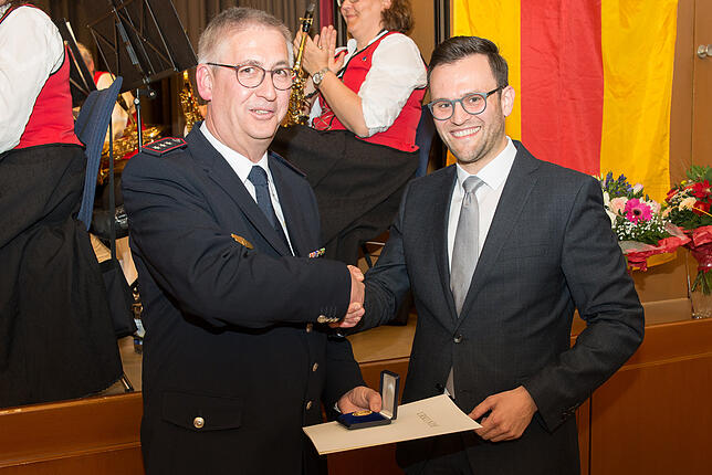 Mit der Bürgermedaille in Gold zeichnete Bürgermeister Johannes Henne den langjähirgen Kommandanten Claus Mecking aus.