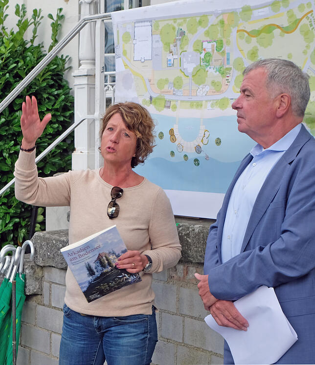 Eva Eisenbarth von der Gartenmanufaktur Konstanz und Verbandsgeschäftsführer Reiner Bierig.