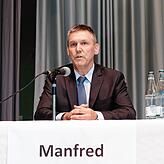 Bild 1: Zu alt? Zu stark involviert? Zu unerfahren? Die drei Bürgermeisterkandidaten stellen sich unangenehmen Fragen