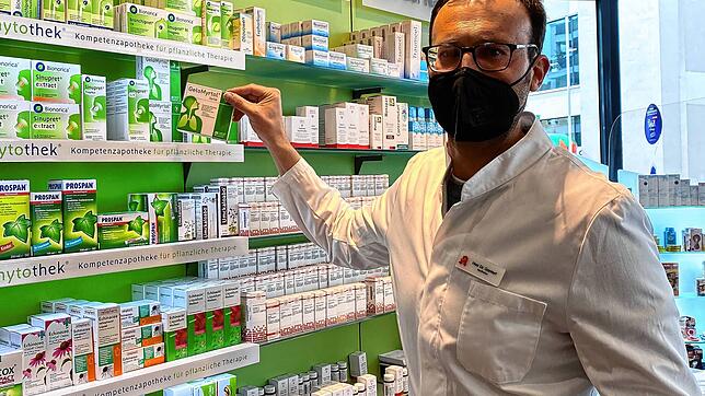 Apotheker Markus Gantert von der Bären- und der Panda-Apotheke in Markdorf stellt fest, dass die klassischen Pandemieartikel wie Tests ...