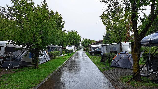 Pfützen, Matsch und Regenschirme prägen das Bild auf dem Campingplatz Wirthshof. Den Rest der Woche soll das Wetter ähnlich unbeständig ...