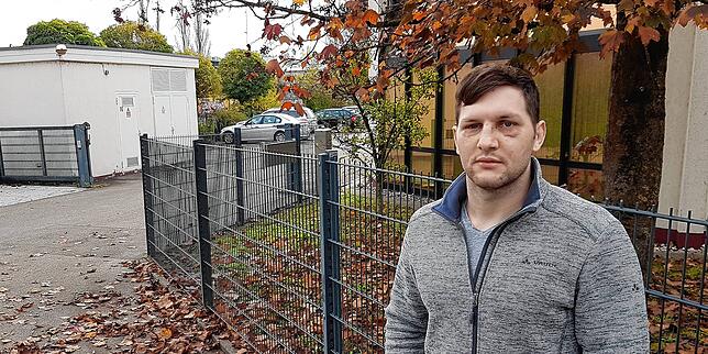 (Archivbild) Marco Boxler steht reichlich zwei Wochen nach dem Gewaltausbruch am Tatort – einer Firmeneinfahrt nahe der Diskothek ...