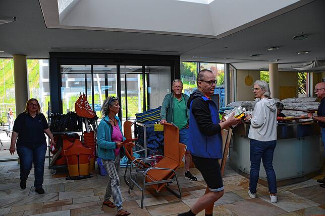 Im Foyer der Therme ging es beim Ausverkauf umtriebig zu.