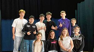 Sie freuen sich: Schülerinen und Schüler des Thomas-Strittmatter-Gymnasiums bringe zwei Produktionen auf die Bühne. Foto: Ute Scholz