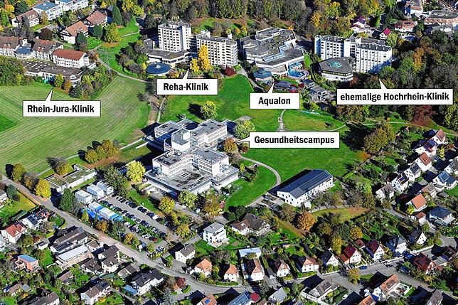 Blick aufs Kurgebiet Bad Säckingen. In der Mitte zu sehen ist der Gesundheitscampus, der im ehemaligen Spital entsteht, oben von links ...