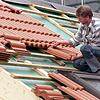 12.700 Beschäftigte im Landkreis Waldshzut sind um Handwerk tätig. Das Symbolbild zeigt einen Dachdecker vor den Messehallen auf dem ...