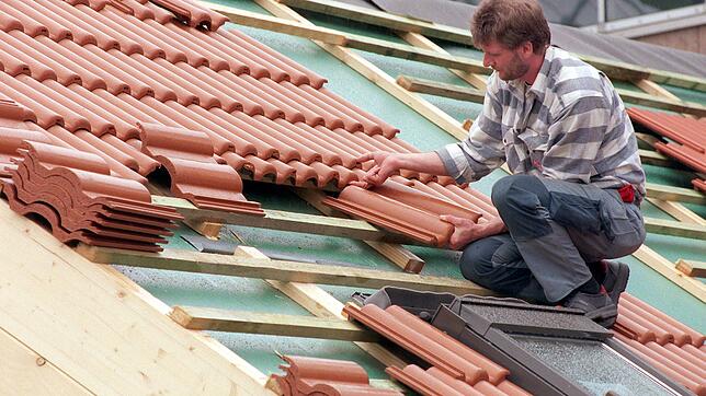 12.700 Beschäftigte im Landkreis Waldshzut sind um Handwerk tätig. Das Symbolbild zeigt einen Dachdecker vor den Messehallen auf dem ...