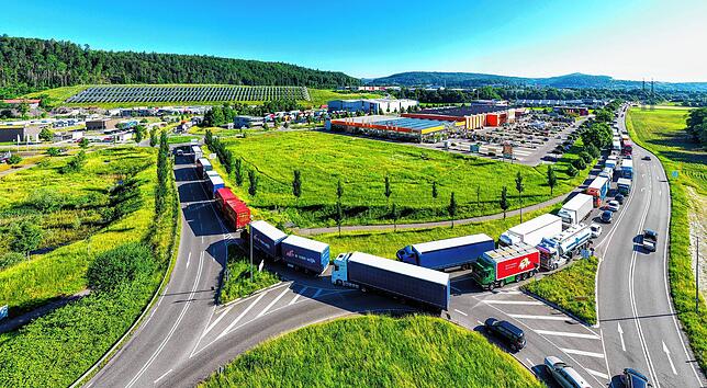 Lastwagenstau auf der Bundesstraße 34 zwischen Waldshut und Tiengen und im Gewerbepark Hochrhein. (Archivbild)