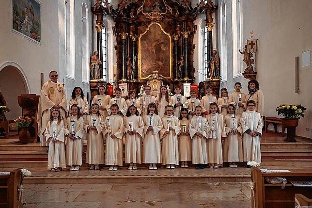 In Löffingen fand am Sonntag, 16. April, die Kommunion in der St. Michael Kirche statt (hinten, von links): Pfarrer Johannes Kienzler, ...