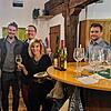 Fröhliche Gäste und zufriedene Wirtin: Tamara Unterwerner (Bildmitte mit Glas) übernahm erstmals die Besenwirtschaft der Spitalkellerei. ...