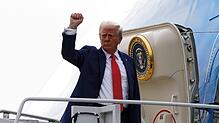 US-Präsident Donald Trump gibt sich kämpferisch, als er in Miami die Air Force One verlässt.