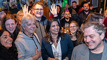 Bei der Wahlparty der SPD am Sonntag, 23. Februar, lässt sich Deyra Türk-Nachbaur (Mitte) feiern. Sie hat die Wiederwahl in den ...