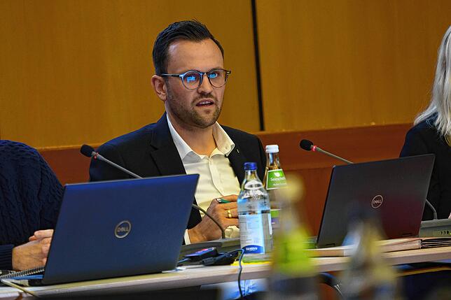 Bürgermeister Johannes Henne fasst die vorgeschlagenen Sperrvermerke zusammen.