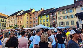 Auf dem Münsterplatz findet in diesem Jahr wieder ein Brückenfest statt. Fotos: Archiv/Anna Lena Lauber
