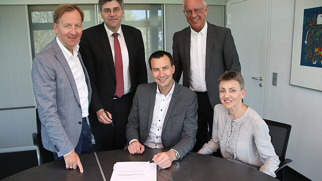 Sie haben gemeinsam die Basis für ein stationäres Hospiz im Landkreis Waldshut gelegt, das im Jahr 2023 in Tiengen seinen Betrieb ...