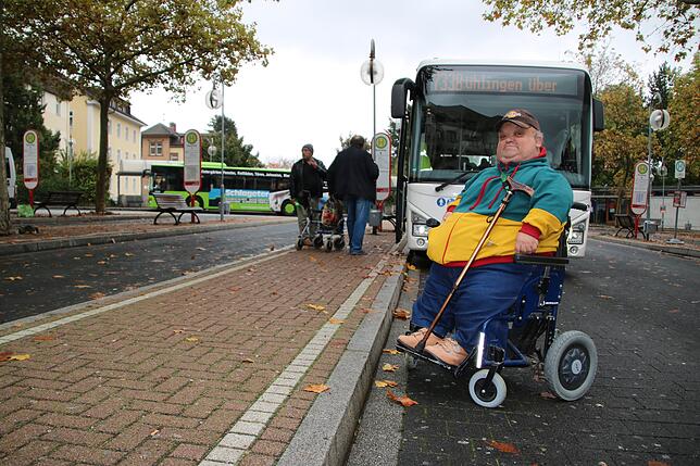 Auch am Waldshuter Busbahnhof ist die Höhe der Bordsteine, an denen die Busse halten, für einen Rollstuhlfahrer wie Markus Flum allein ...