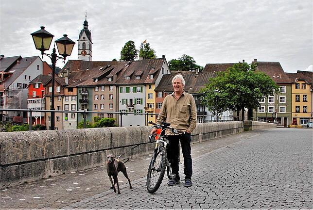 Michael Arnold und Hund Paul. Beide nutzen die Altstadtbrücke in Laufenburg gern und häufig. Seit Montag ist dies wieder möglich.