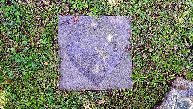 Einige Selfie-Points werden von Granitplatten markiert, andere von aufgesprühten Symbolen.