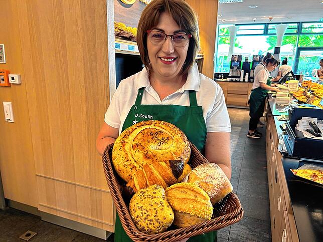 Mitarbeiterin Daniela Costin zeigt, was die Bäckerei Krachenfels in unsere zehn-Euro-Tüte packt: Einmal das S‘Drehte-Brot, ein ...