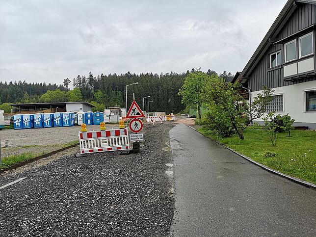 Dieser Straßenabschnitt im Gewerbegebiet Längefeld wurde zurück gebaut. Hier entsteht eine überirdische „Krötenautobahn“ wie ...