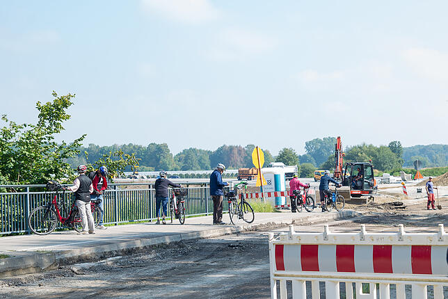 Radfahrer können entspannt auf dem Radweg entlang der Baustelle entlangradeln.