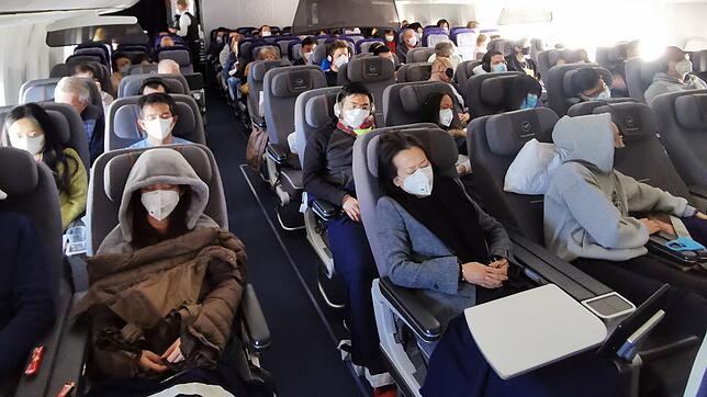 Der Mundschutz gehört inzwischen zum gewöhnlichen Bild bei Passagieren, die von China nach Frankfurt reisen.