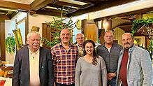 Manfred Kühne (links) verabschiedet mit Bürgermeister Josef Herdner (rechts) Dirk Ebeling (von links), Stefan Schonhardt, Christine ...