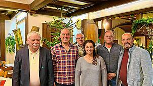 Manfred Kühne (links) verabschiedet mit Bürgermeister Josef Herdner (rechts) Dirk Ebeling (von links), Stefan Schonhardt, Christine ...