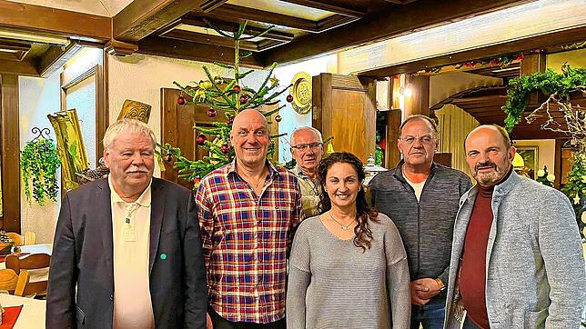 Manfred Kühne (links) verabschiedet mit Bürgermeister Josef Herdner (rechts) Dirk Ebeling (von links), Stefan Schonhardt, Christine ...