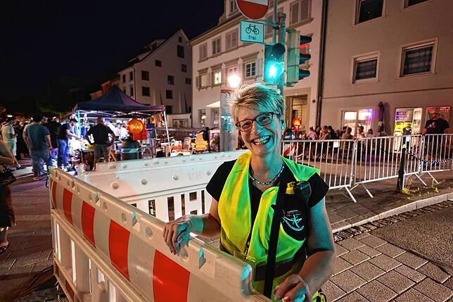 Bild 10: Bis tief in die Nacht stöbern die Trödel-Fans beim Konstanzer 24-Stunden-Flohmarkt