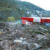 Noch immer türmen sich Unmengen an Schlamm und Unrat auf dem Parkplatz des "Thomas Philipps"-Marktes. Bild: Martin Himmelheber