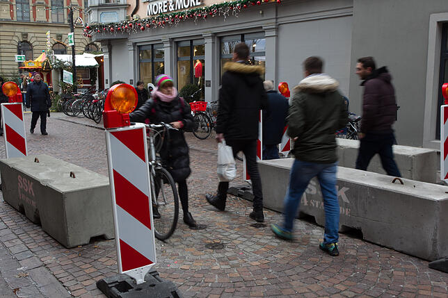 Auch das ist Realität: Mehrere Betonpfeiler (hier in der Brotlaube) sollen die Besucher schützen. Seit dem Attentat von Berlin, als ein ...