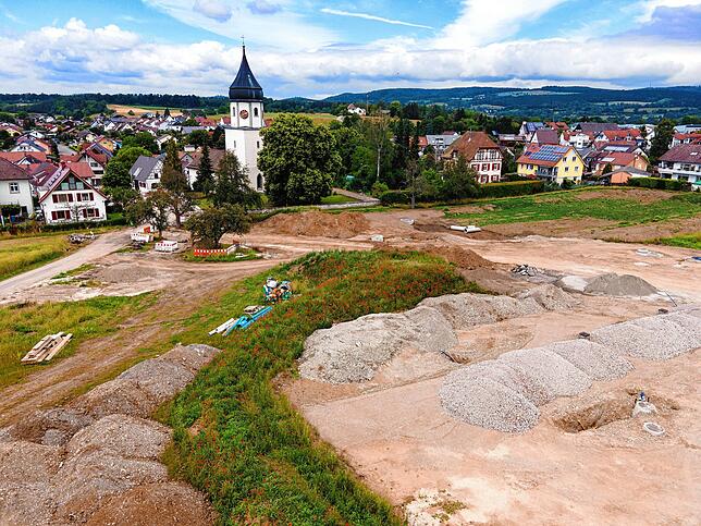 Mit Blick auf die Kirche. Im Neubaugebiet „Im Tal“ im Radolfzeller Ortsteil Markelfingen sollen überwiegend ...
