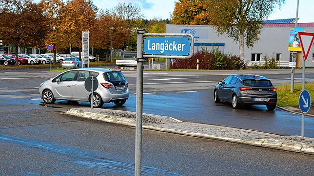 An der Kreuzung Langäcker/Otterswanger Straße wird womöglich doch ein Kreisverkehr gebaut, den allerdings die Stadt bezahlen müsste, da ...