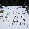 Wintersportler fahren am Streidhang im Skigebiet Brauneck über die Piste. Nicht nur in Bayern leiden viele Skigebiete unter Schneemangel.