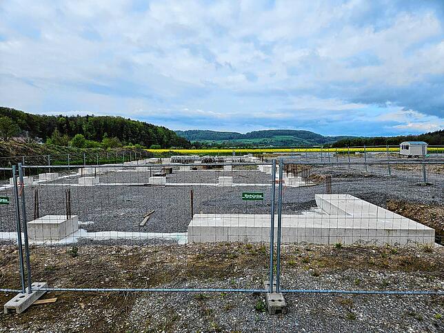Die brachliegende Baustelle des Modeparks Röther im Gewebegebiet Horheim. (Aufnahme vom 25. April 2024)