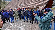 Bürgermeister Michael Rieger (rechts) ruft beim Vorort-Termin am Weißershof auf der Vogte in Langenschiltach zu einer sachlichen ...