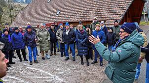 Bürgermeister Michael Rieger (rechts) ruft beim Vorort-Termin am Weißershof auf der Vogte in Langenschiltach zu einer sachlichen ...