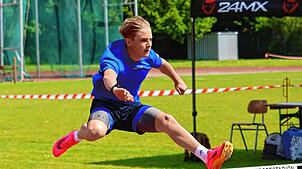 Valentin Lang vom TV Engen erreichte die Toppunktzahl des Jahres im Blockmehrkampf Wurf. Hier ist er beim Hürdenlauf zu sehen.