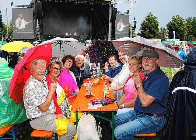 Bild 8: Nasser Auftakt beim Pfullywood-Festival: Spatzen singen auch im Regen