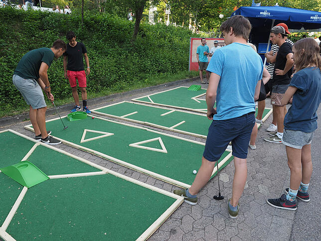 19:39 Uhr: Wer es zwischendurch ein bisschen ruhiger haben will, kann auch mal Mini-Minigolf spielen.
