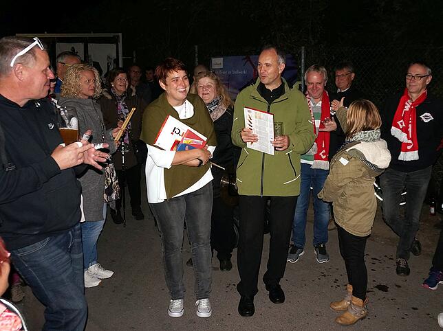 Dank: Christiane Maier und Thomas Scheibel, Vorsitzende des Vereins Pro Freibad Waldshut, werden bei der Wahlparty nach dem ...
