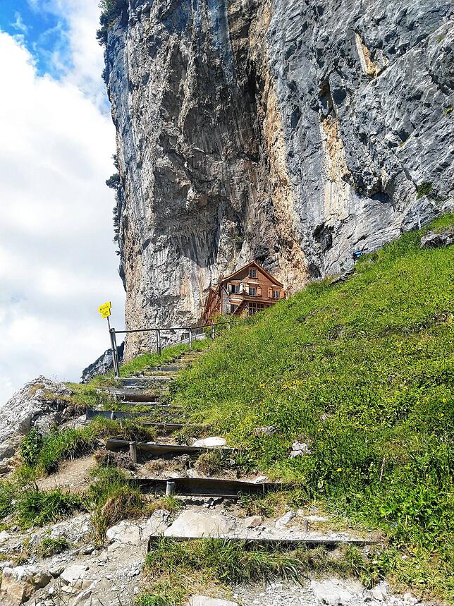 Bild 1: Normalerweise überrennen Touristen das Berggasthaus Aescher, doch wie sieht es dort jetzt aus? Wir nehmen Sie mit auf eine Wanderung