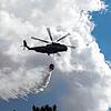 (Symbolbild) Eine Hubschrauber des Typs CH-53 mit einem Feuerlöschbehälter bei einer Übung. Ein Hubschrauber desselben Typs überflog am ...